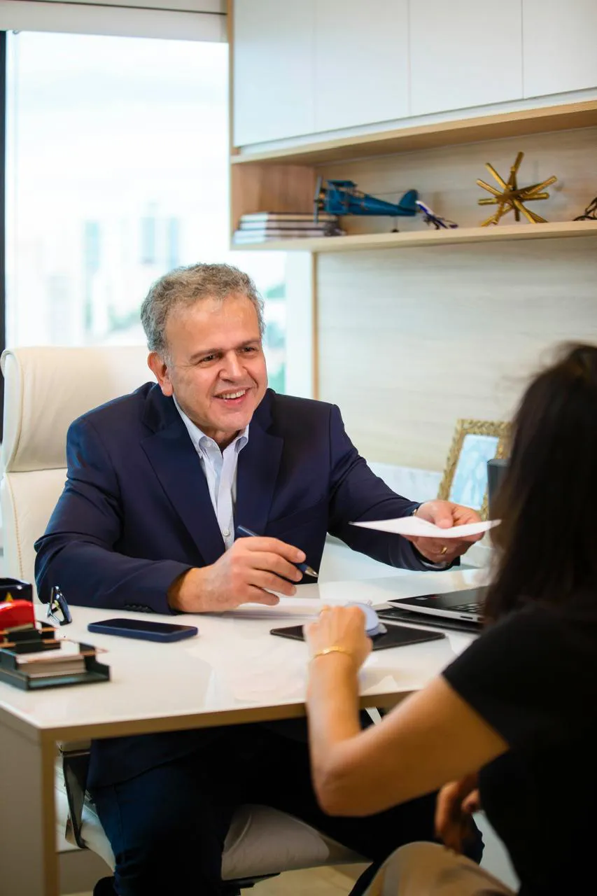 Dr. Hélder Polido em atendimento no consultório novo