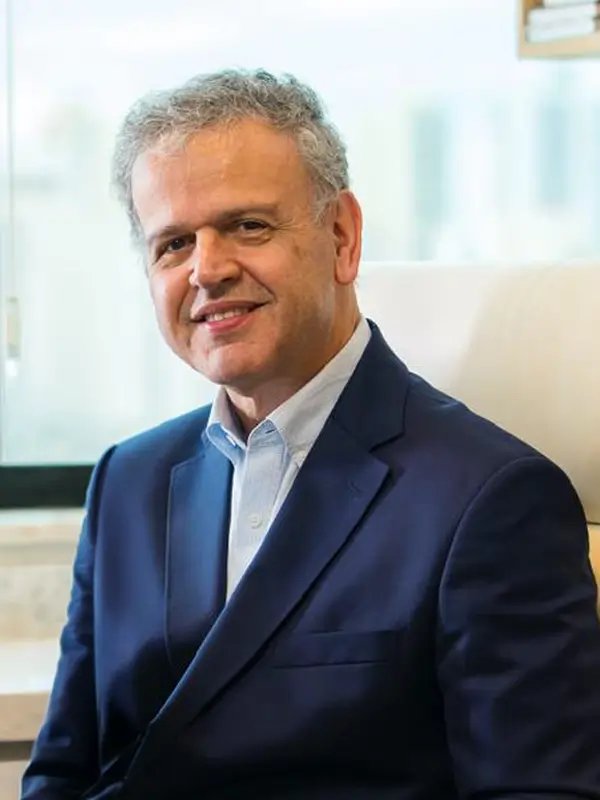 Dr. Hélder Polido em ambiente de consultório