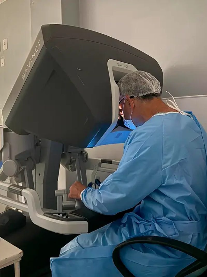 Dr. Hélder Polido operando pelo console do robô cirúrgico da Vinci