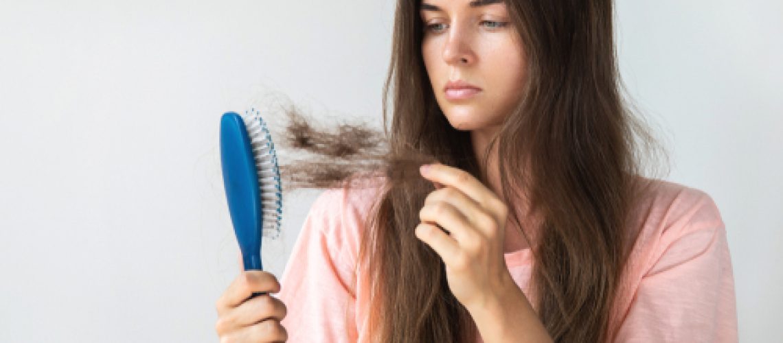 Desequilíbrio hormonal pode provocar queda de cabelo